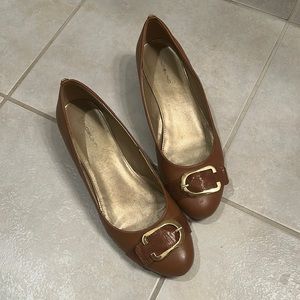Light brown leather wedge with gold hardware